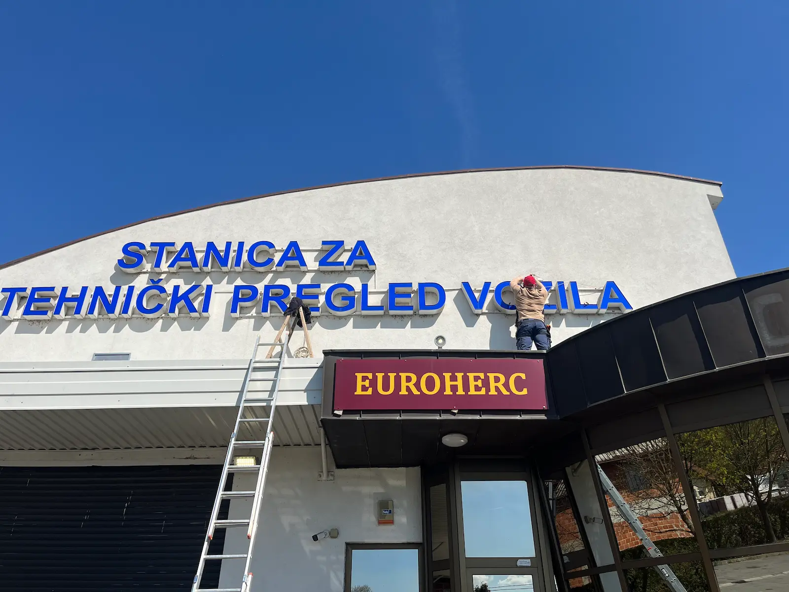 Instalacija reklamnog natpisa